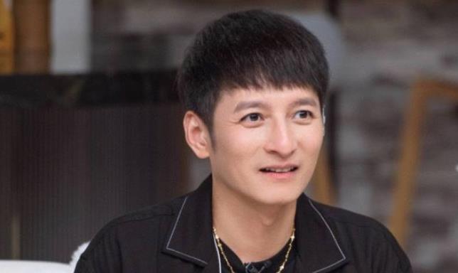 孟美岐|孟美岐和维嘉合影被扒出，手部动作引争议，网友：亲哥都不敢