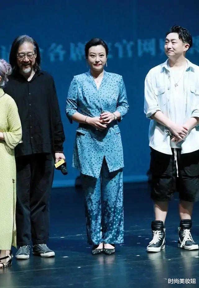 时尚美妆妞|又被郝蕾的气质折服,穿花西装配阔腿裤亮相,不土反而很贵气