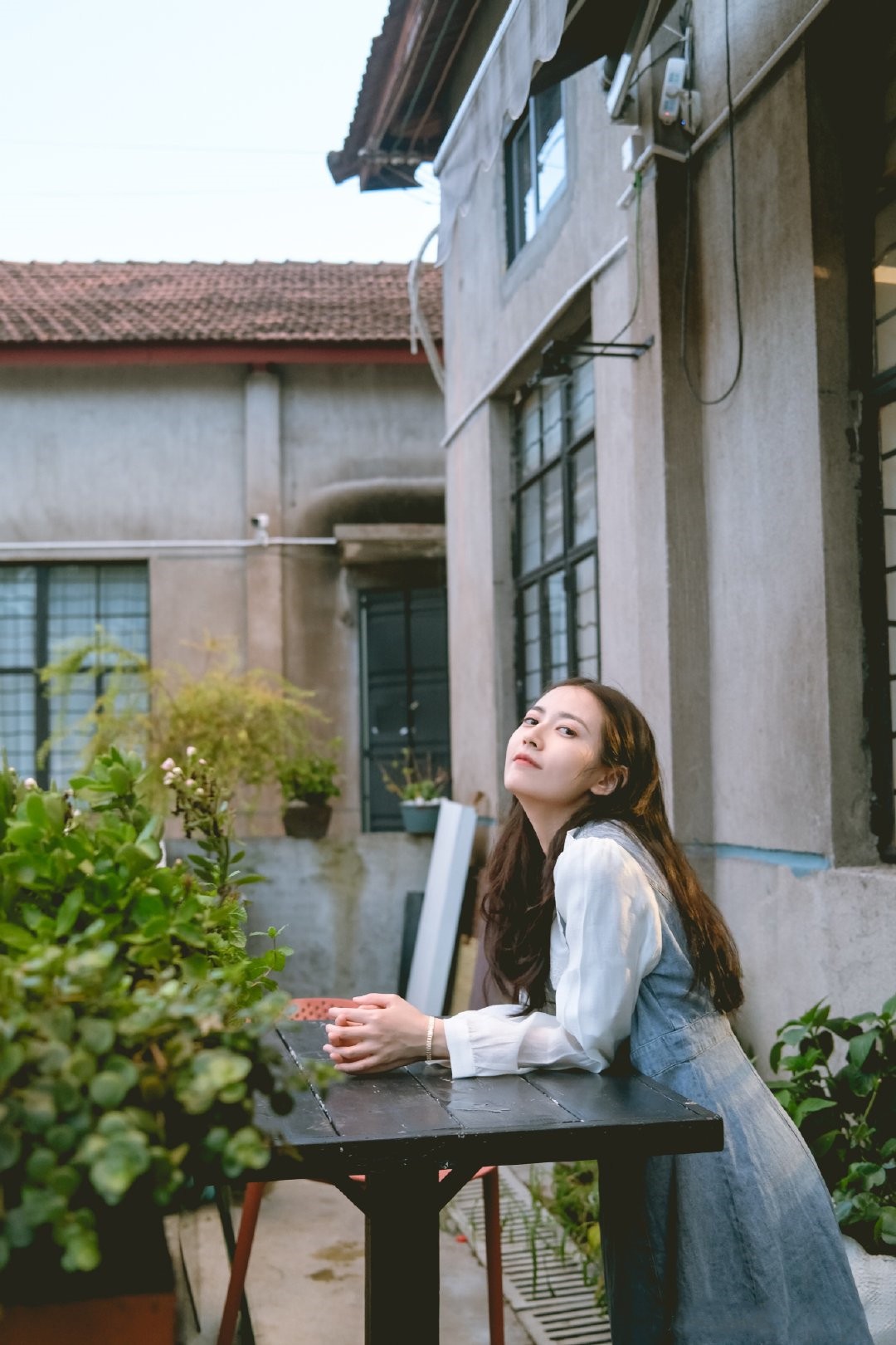 八只爪的猫|陈钰琪真瘦啊，叠穿连衣裙也不显臃肿，难怪老板唐嫣要力捧