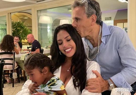 透视装|瓦妮莎开始迎新生活，身穿包身礼服现身，大女儿黑色透视装显成熟