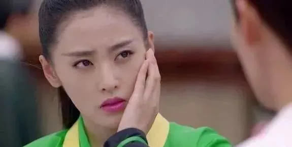 赵薇|七个捂脸的古装美人，华妃嚣张跋扈，毛晓彤委屈，赵薇却乐开花了！