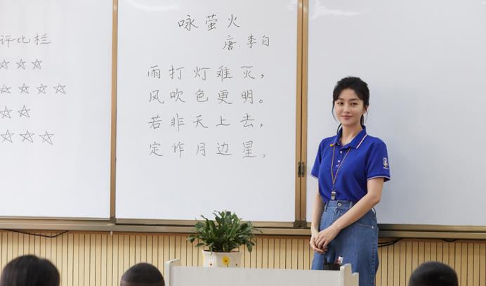 方脸妹说时尚|秦岚真自律，42岁穿背心健美裤无赘肉，老戏骨玩压背少女身材抢镜