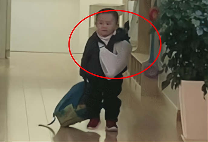 兜妈爱叨叨|“霸气男孩”在医院输液，背手散步领导范儿十足，爸爸甘当小跟班