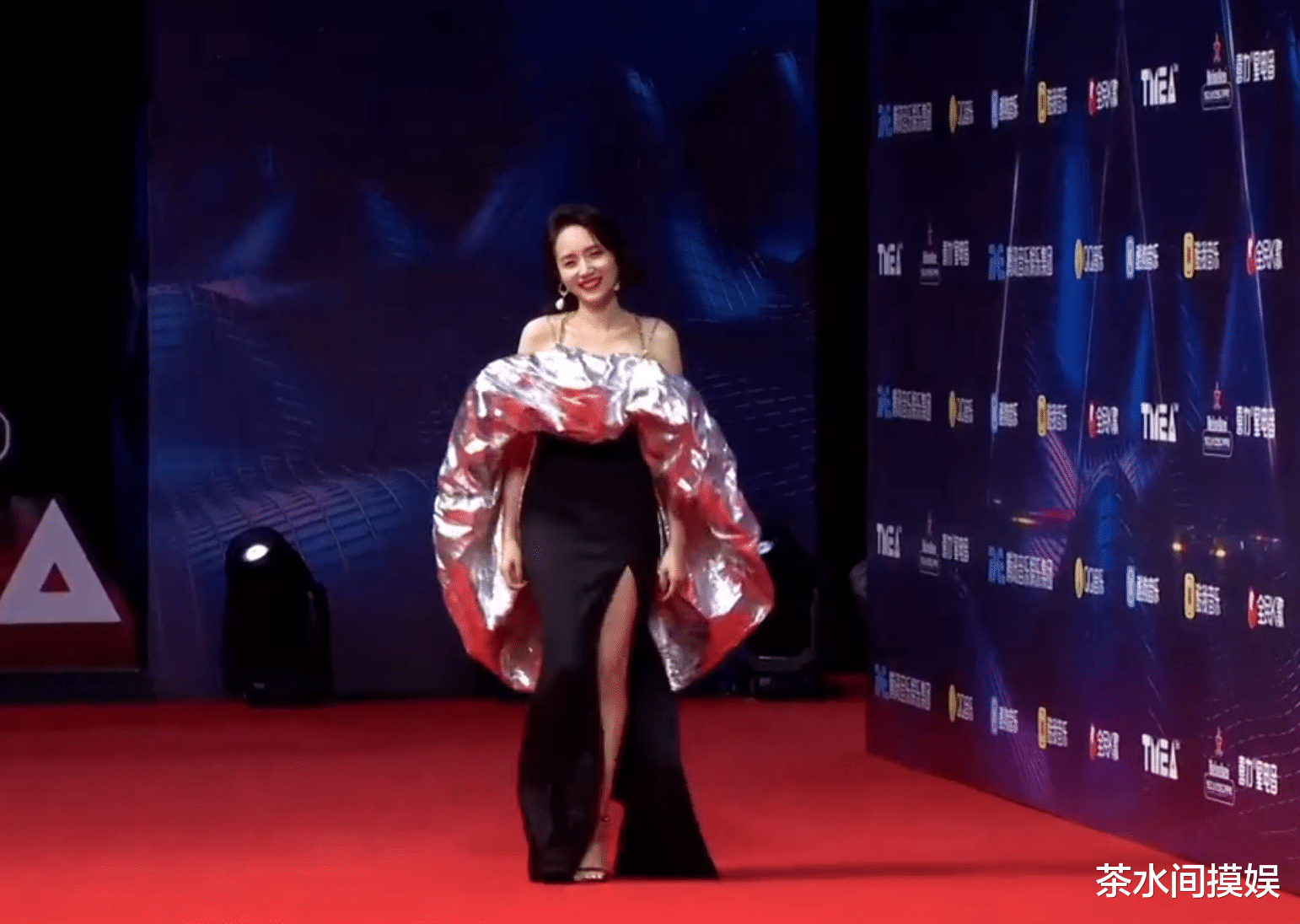 娄艺潇|明星红毯抢镜花招多：有人脱手套秀美甲，有人捧碗走红毯