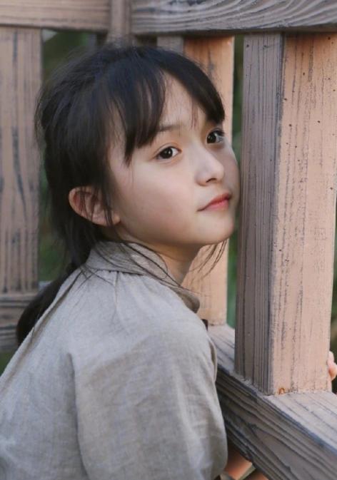 整容|“小芈月”2岁出道年入百万，因太漂亮被禁止整容，如今长成这样