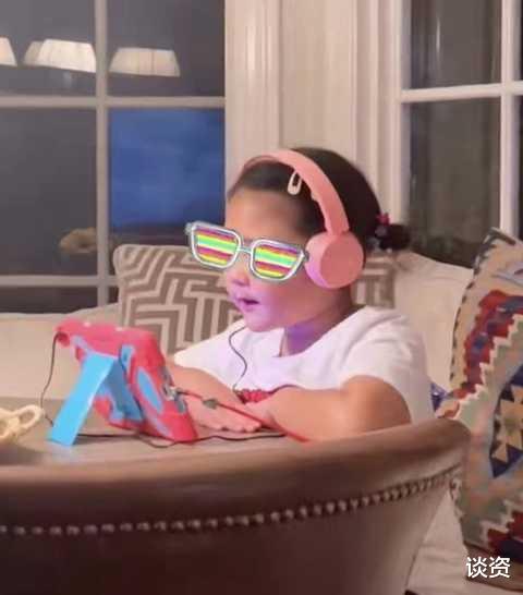 何洁|何洁二女儿近照曝光，白白胖胖太像妈妈，5岁宝妹好可爱