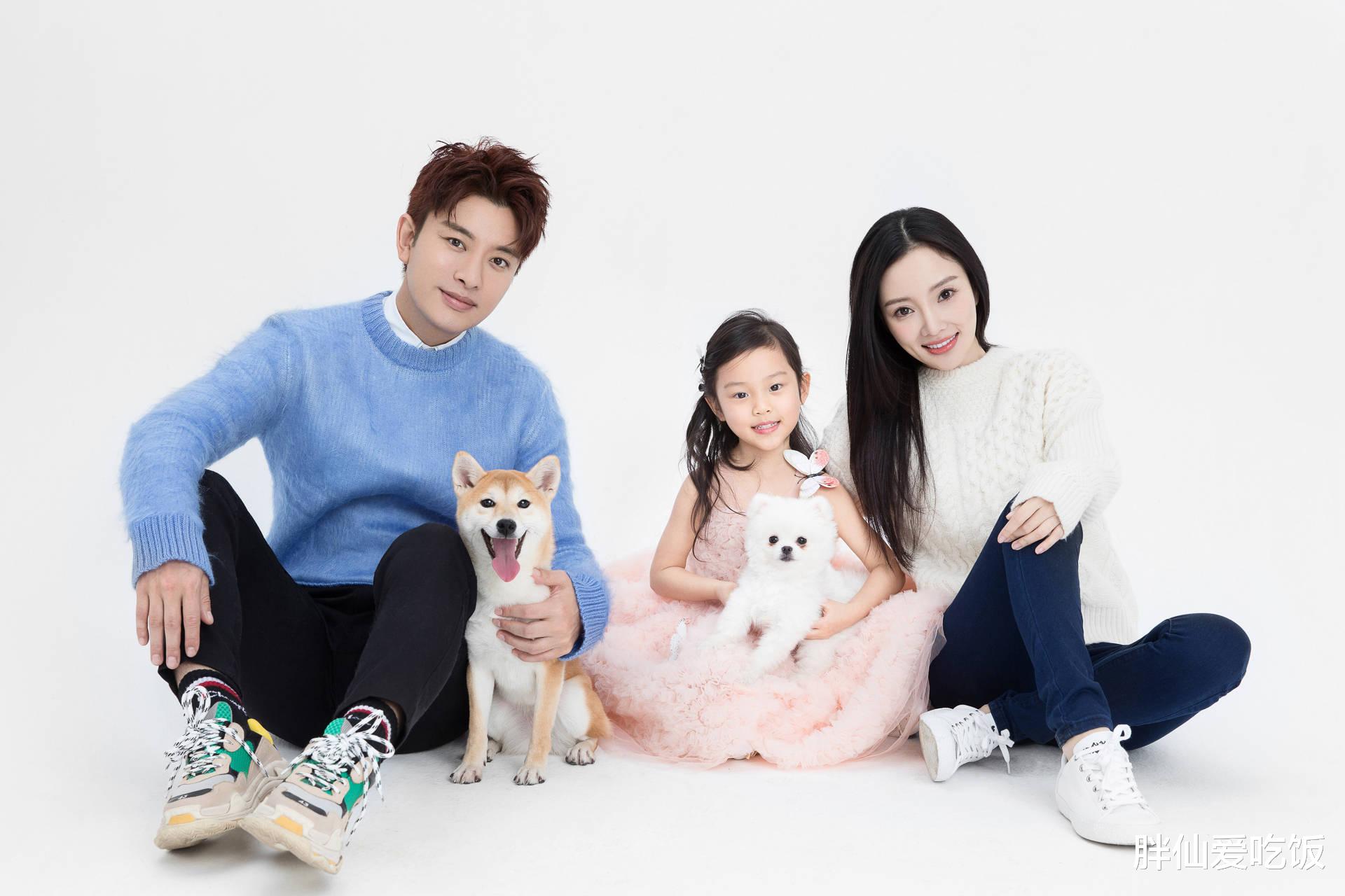 李小璐|李小璐恋情曝光，晒和帅哥一起滑雪的照片，动作亲密。