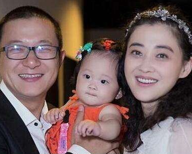 李沁|22岁拿国际影后，31岁离婚后嫁大11岁老公，如今46岁状态绝佳