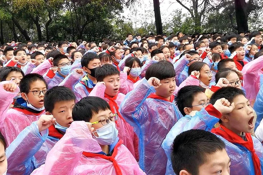 胡了说扒道 武汉第三初级中学，师生徒步祭扫先烈，遇到困难不要放弃