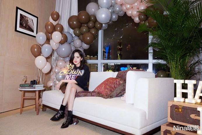 Nina昵娜|35岁杨幂豪华酒店庆生！穿1万靴子闺蜜团作陪，4层大蛋糕太奢侈