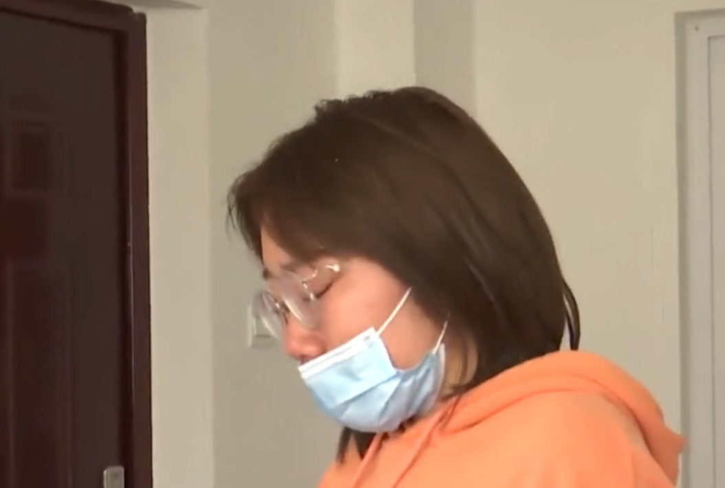 儿子判给妈妈,前夫不愿给抚养费,妻子一怒之下改掉儿子姓氏?