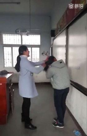 明日之后|山东某高职院校发生严重教师打人事件，校方已对涉事老师进行开除