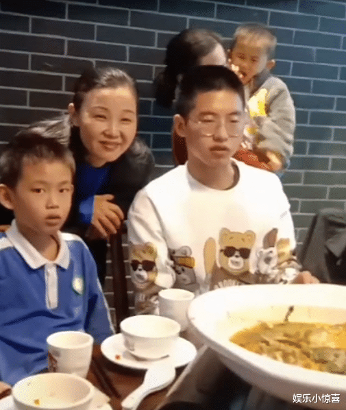 淘金|曝孙卓养姐是杜新枝铁粉，曾宣扬养恩大于生恩，网友：被骗得好惨