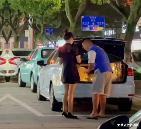 野猪 母胎单身31年！他按摩一见锺情「金牌女技师」当街求爱照曝光