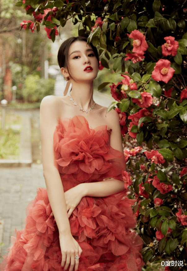 乔欣|乔欣全新大片，穿抹胸花朵裙大秀美背，不愧是颜值女神