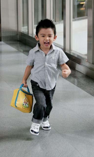 张柏芝|张柏芝小儿子正面照曝光！颜值超越大哥二哥，长相越看越熟悉！