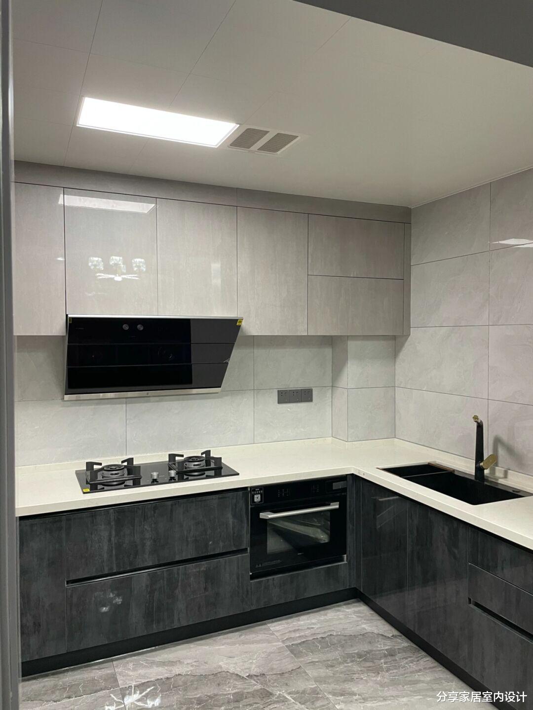 |她家现代简约风格,吊顶贴金属线条,设计悬空电视墙美观又大气!