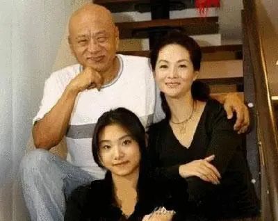 王菲|76岁知名主持人被曝晚景悽凉，小18岁妻子携女双双失联