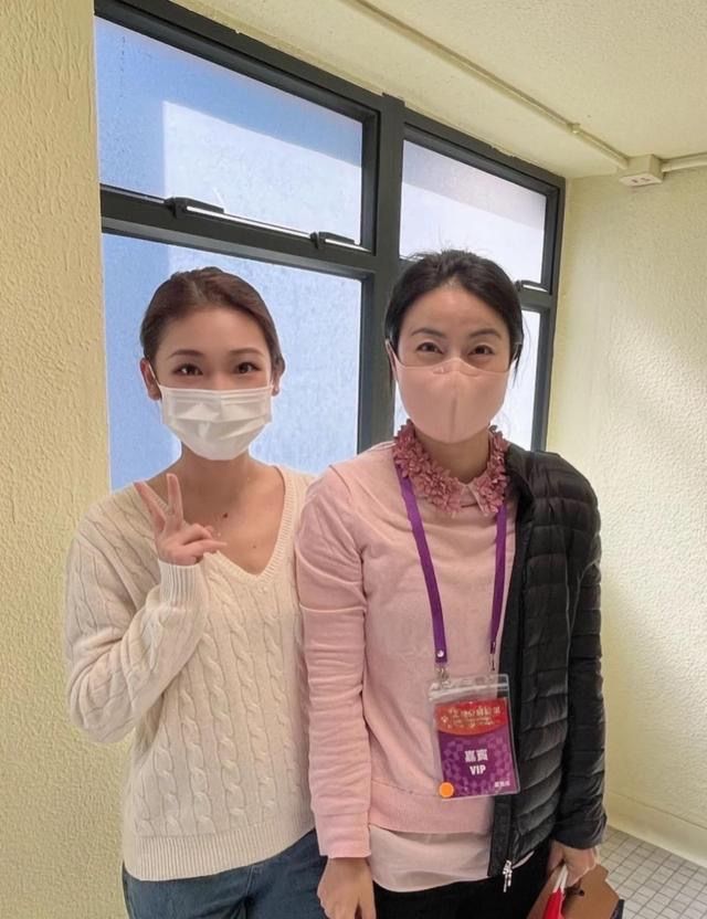 郭晶晶|郭晶晶难得穿粉色，配黑色羽绒服真显肤白，笑出月牙眼好温柔