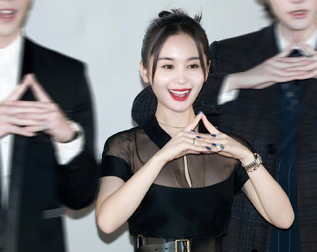 何有强|王子文恋爱后更会打扮了，一袭黑色连衣裙成熟优雅，端庄大气