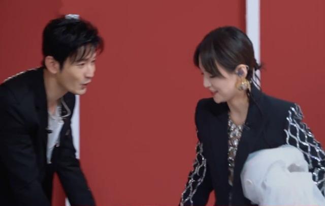 黄晓明|黄晓明给29位姐姐搬椅子，却给李菲儿独特待遇，在不在乎一目了然