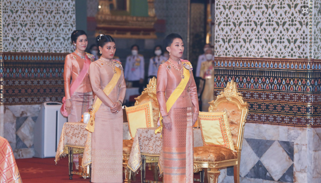 姐姐|泰王携带王室成员悼念九世王，诗妮娜与继女撞衫，提帮功居然缺席