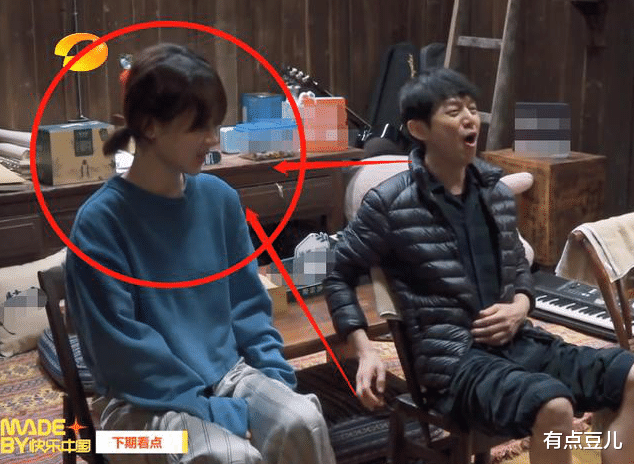 杨紫|杨紫参加《向往5》，与张艺兴种同一棵树！我却注意到俩人的睡裤