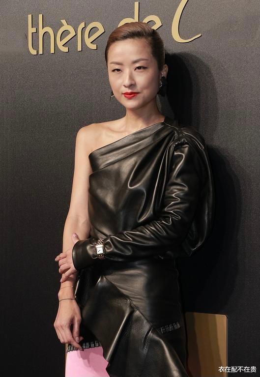 衣在配不在贵 陈奕迅老婆的品味挺独特，把“长靴”当“裤子”穿，别说还很时尚