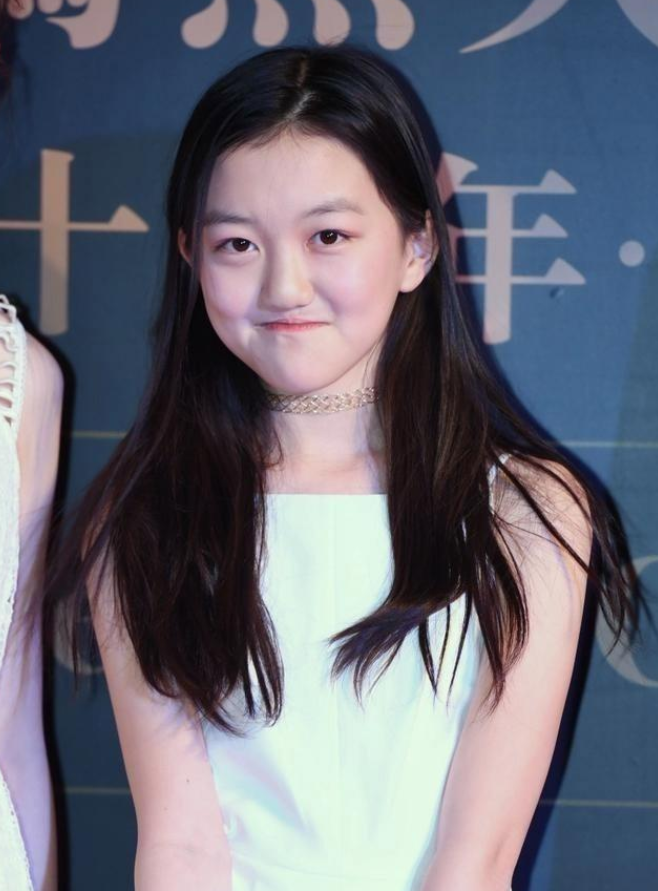 奶果的妈咪 李嫣携奢华闺蜜团三亚度假,连换两套泳装,大秀自拍晒骨感好身材