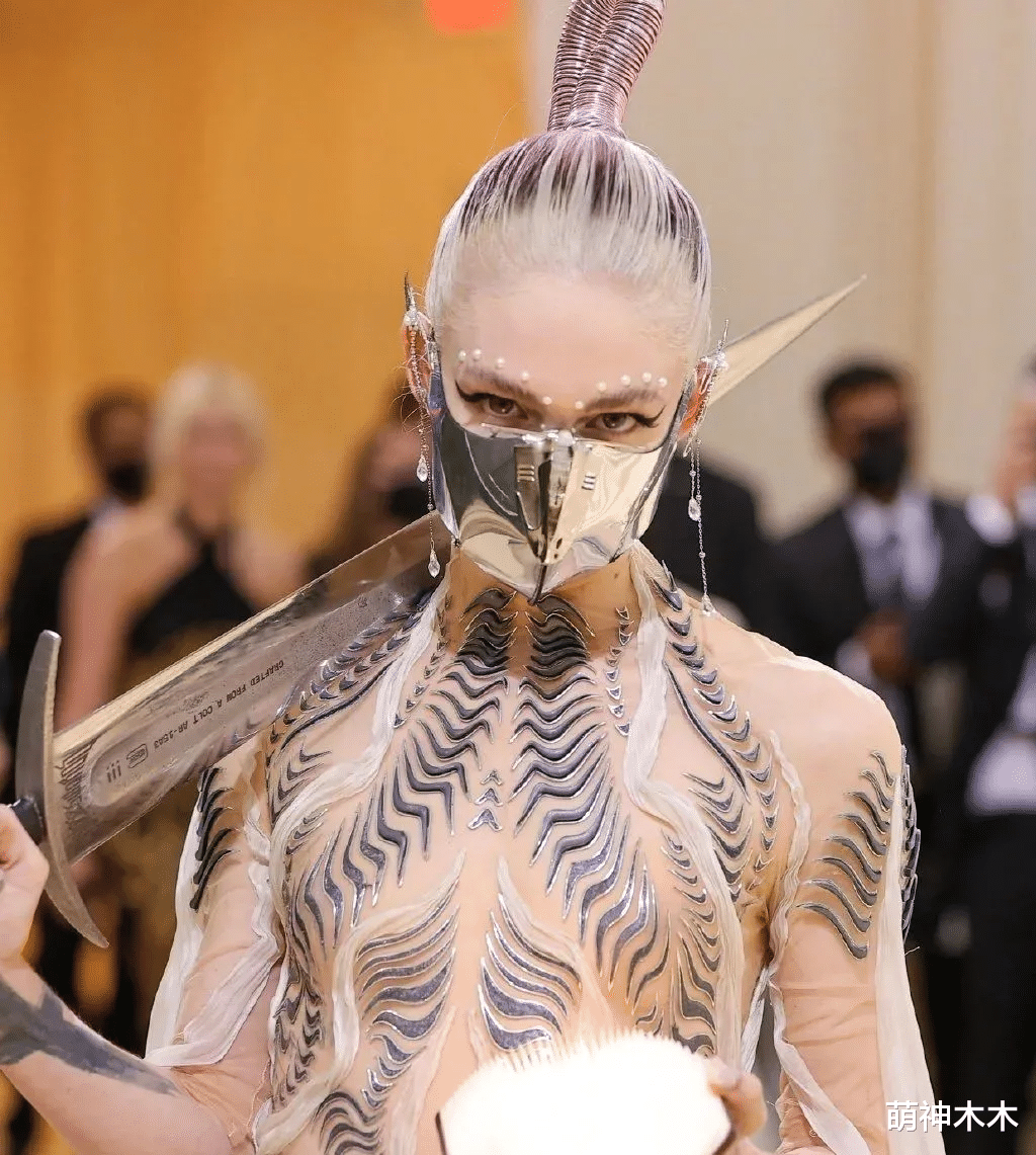 金·卡戴珊|Met Gala红毯又来了!卡戴珊穿成表情包,亨特·莎弗美瞳吓人