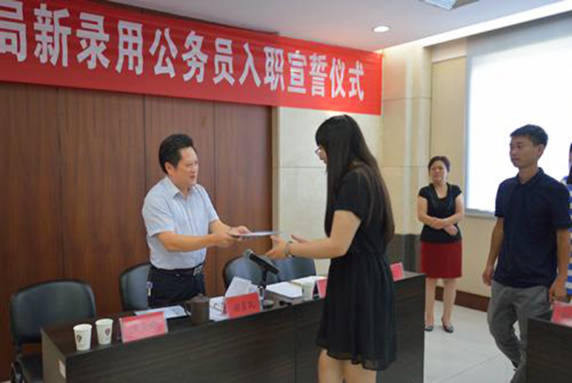 焊工|大学教授、中学老师、公务员晒工资单比对，实发金额“很扎心”