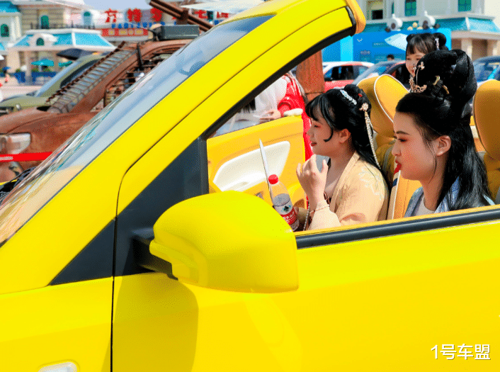 1号车盟 百台宏光MINIEV齐聚厦门方特,跨界破圈,打造“大人们的小乐园”