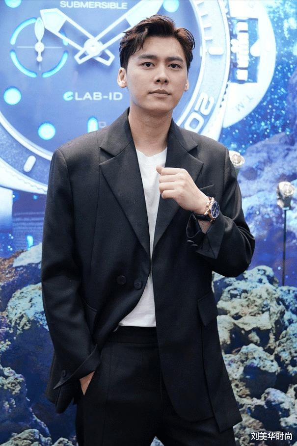 刘美华时尚|李易峰的生图显的有点胖，但穿西服很帅气，看着更稳重了