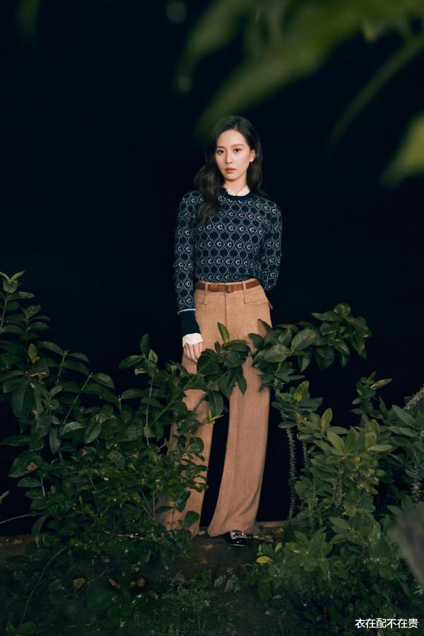 刘诗诗|刘诗诗秀初春穿搭，穿菱纹毛衣还配条“奶奶裤”，却一点不显老气