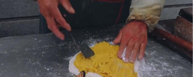 寸步不离的感觉 安徽农村夫妻路边卖特色小吃,5毛一个比拳头大,20年风雨无阻