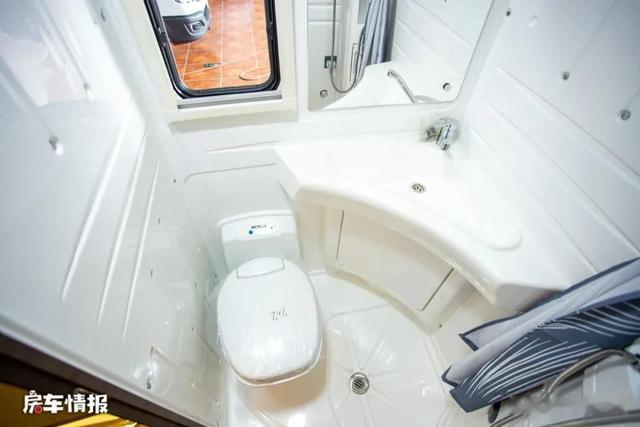 房车|大品牌主流房车啥样？空间大能住祖孙3代人，水电足够装修上档次