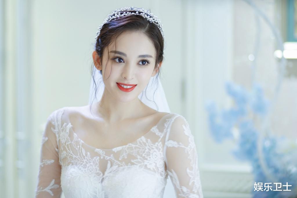 古力娜扎|古力娜扎签约和颂传媒，赵丽颖李冰冰俏皮欢迎新姐妹，还要一起穿腿套