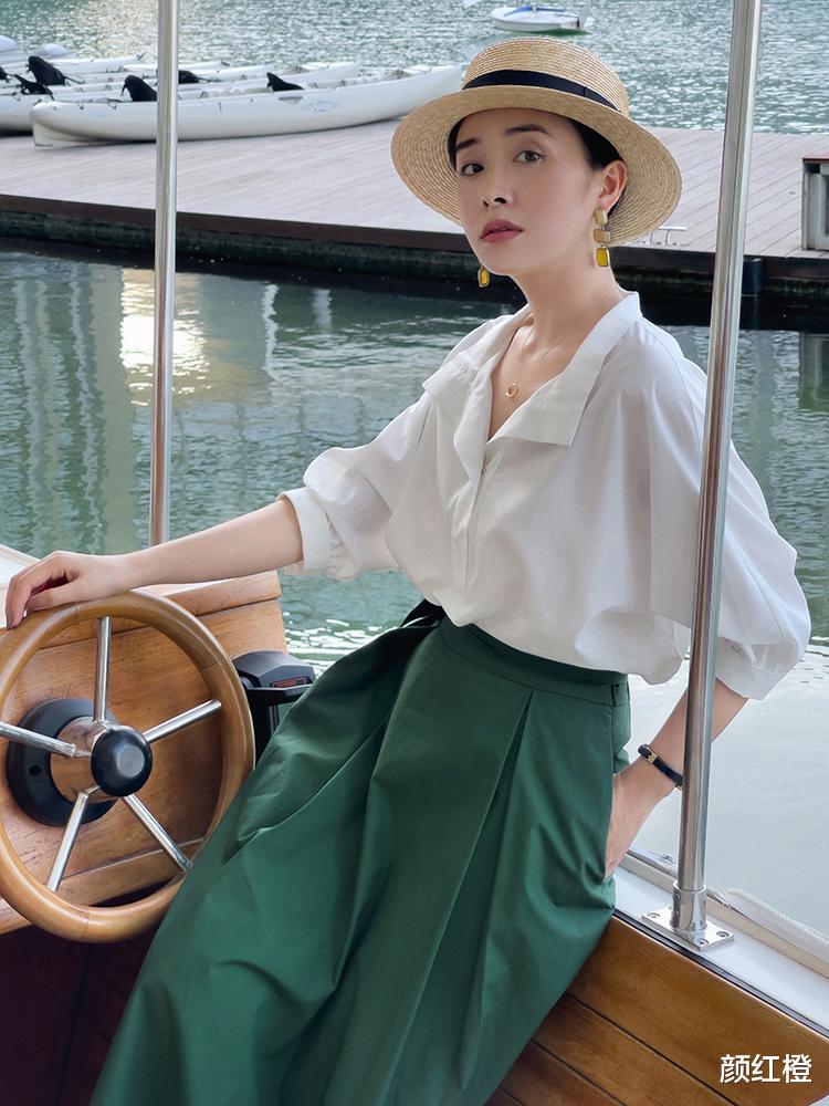 颜红橙|早秋“裙子”怎么穿？学三木搭配无袖针织衫，高级精致又显气质