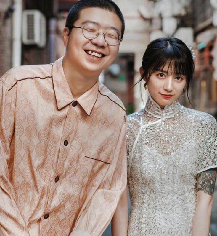 李诞|李诞离婚！黑尾酱的大花臂与哈日往事引争议，网友：段子多了素材