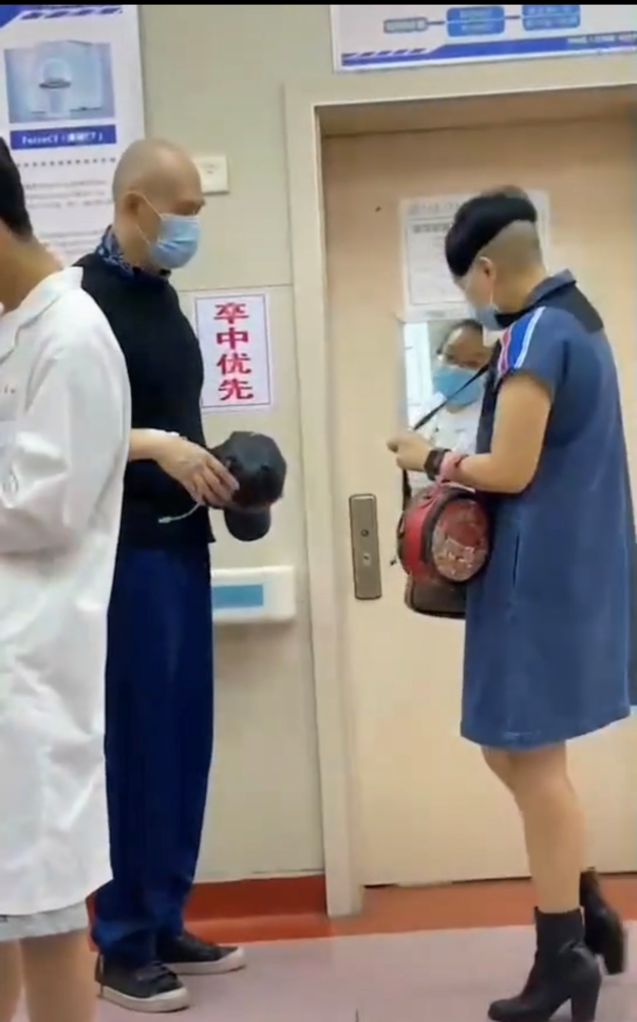 59歲徐錦江現身醫院，手背紮留置針走路不穩，健康狀況引人擔憂-圖6