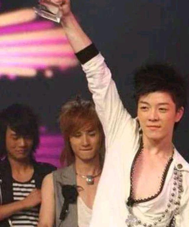 易烊千玺|过气歌手王栎鑫的悲哀: 直播带货0销量，承诺下单送签名照无人问津