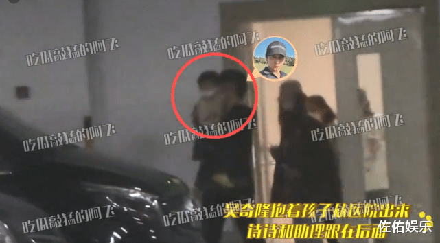 吴奇隆|与吴奇隆难舍难分？刘诗诗走路玩手机差点上错车，模样可爱又迷人