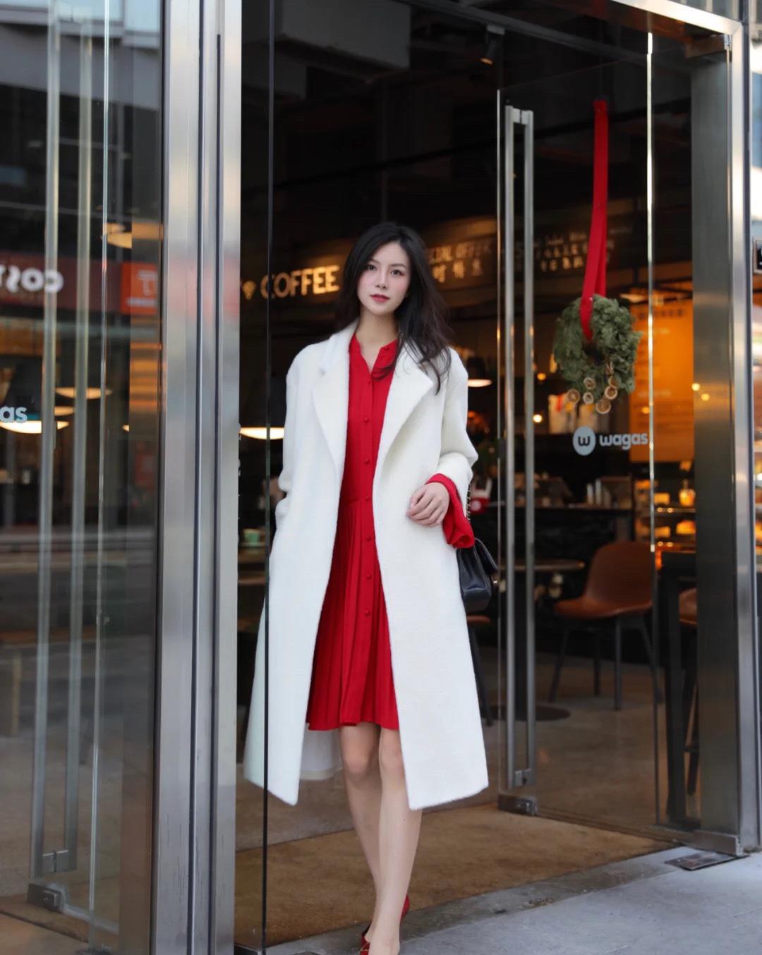 潮流搭配小甜馨|一眼万年的红色裙子，配什么颜色的外套更好看？