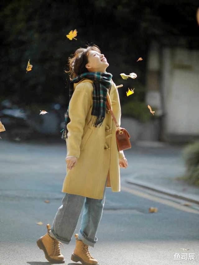 鱼司辰 秋冬大衣穿搭指南，搭配毛衣和牛仔裤，小个子女生也能穿出高级感