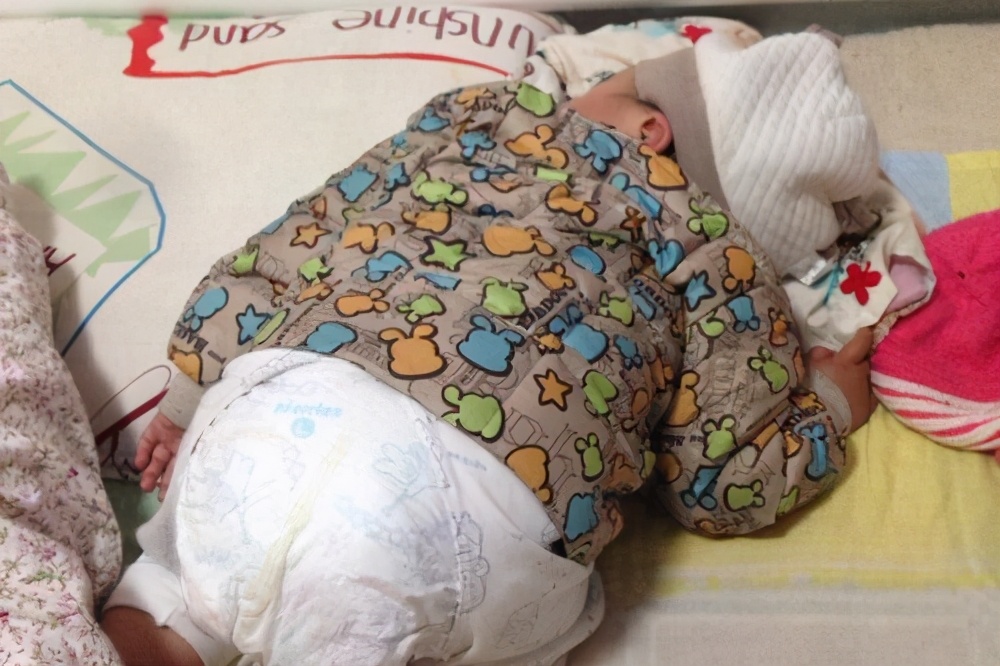 Hi家有小甜椒儿|宝宝睡觉满床打滚，是向家长释放什么信号？家长需要全面了解