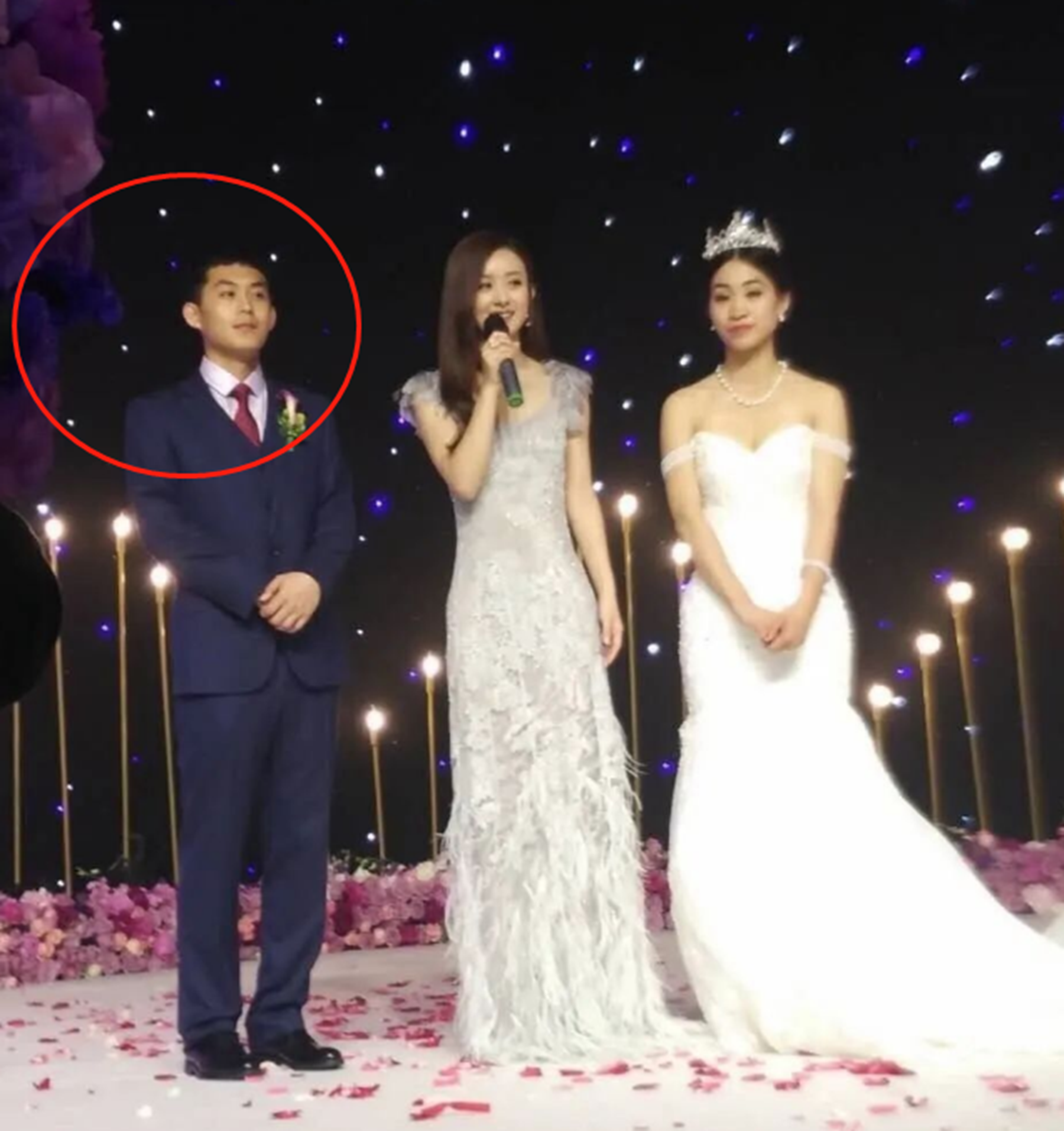 赵丽颖|赵丽颖弟弟：浓眉大眼不输冯绍峰，在家打工照顾父母，妻子像明星