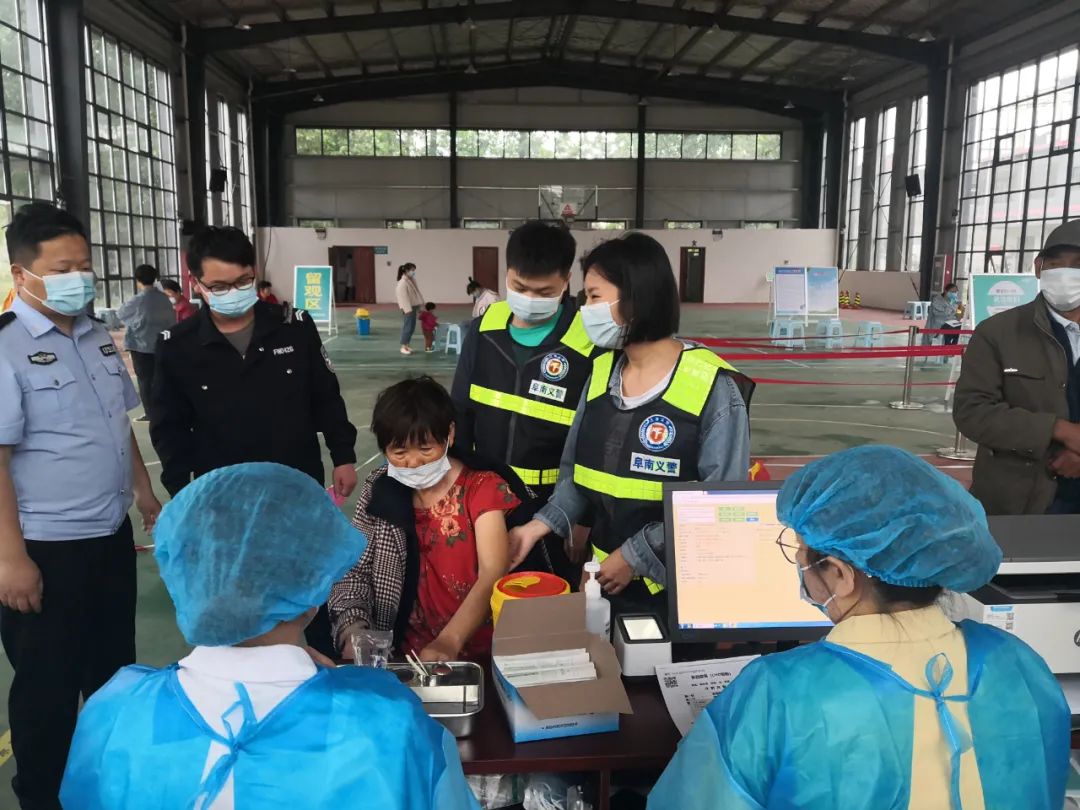 时代安徽 安徽阜南：在各疫苗接种现场，有一群最可爱的人，他们叫公安民警