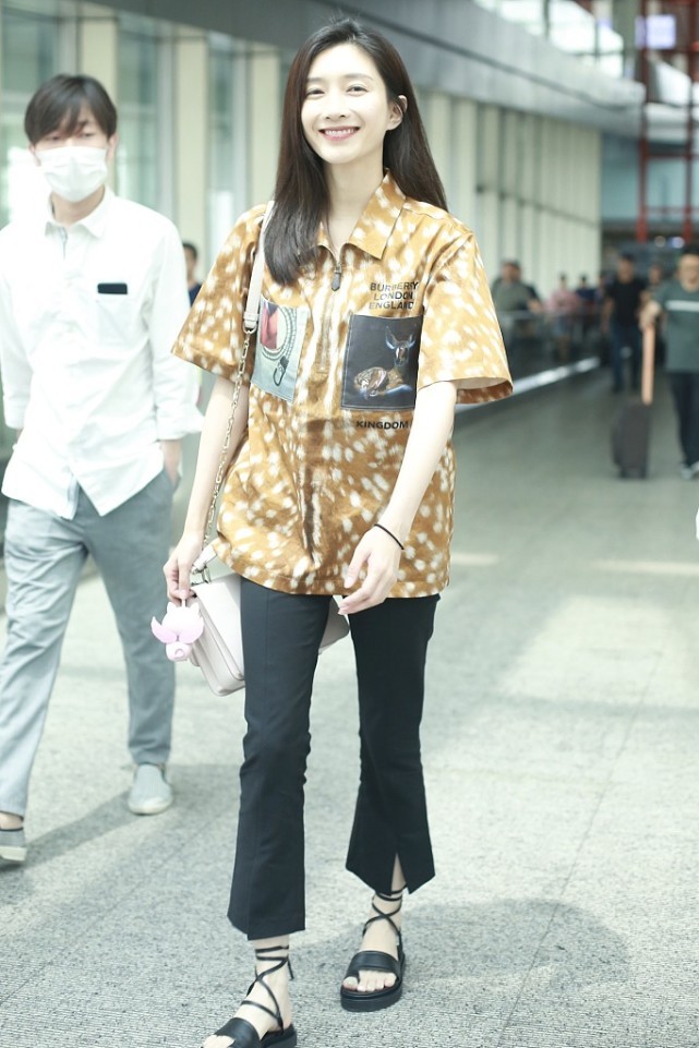 白小白的衣橱|真服了江疏影的衣品，长得挺有古典气息，穿着花哨衬衫却挺接地气