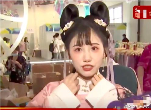 央视|网红一栗莎子在央视镜头下现原形，膀大腰圆认不出，笑起来更幻灭