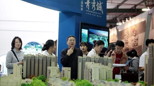 江苏省|江苏徐州：开发商迟迟不交房，业主带小孩到售楼部敲盆“要房子”